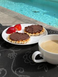 Waffeln mit Nutella und Erdbeeren